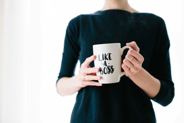 Frau mit Kaffeebecher "like a boss"