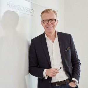 Frank Plümer lehnt am Whiteboard